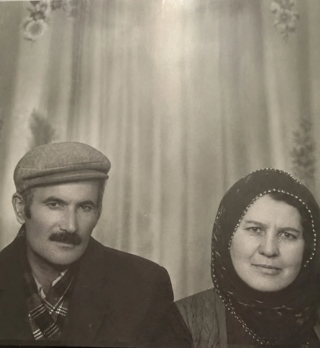 Muttalip Erdem ve eşi Fendiye Hanım, stüdyoda çekilmiş siyah beyaz portre.